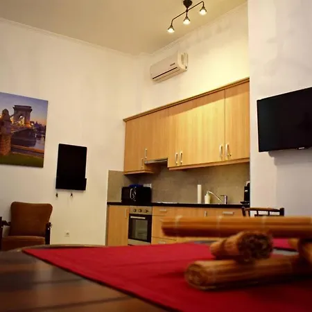 In Historical Building With Free Private Parking Apartament