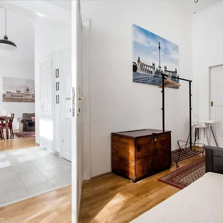 In Historical Building With Free Private Parking Budapeszt