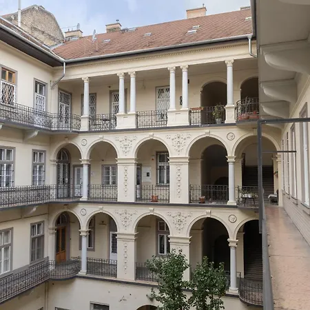 Lejlighed In Historical Building With Free Private Parking Budapest