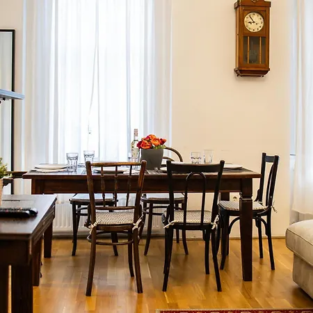 In Historical Building With Free Private Parking Lejlighed Budapest