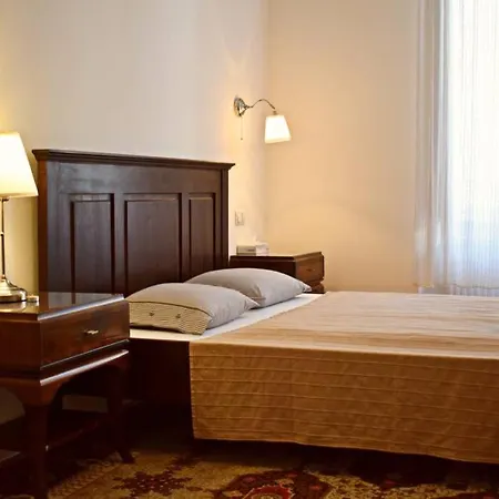 In Historical Building With Free Private Parking דירה בודפשט
