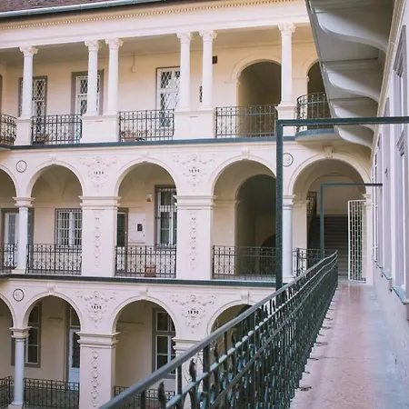 In Historical Building With Free Private Parking בודפשט